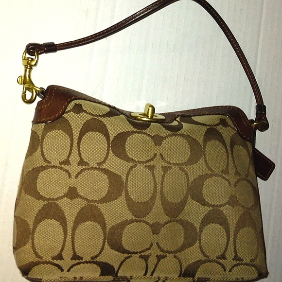 ☆Fabulous EUC COACH Signature Large Capacity Turnlock Baguette/Wristlet ☆ - Picture 12 of 16